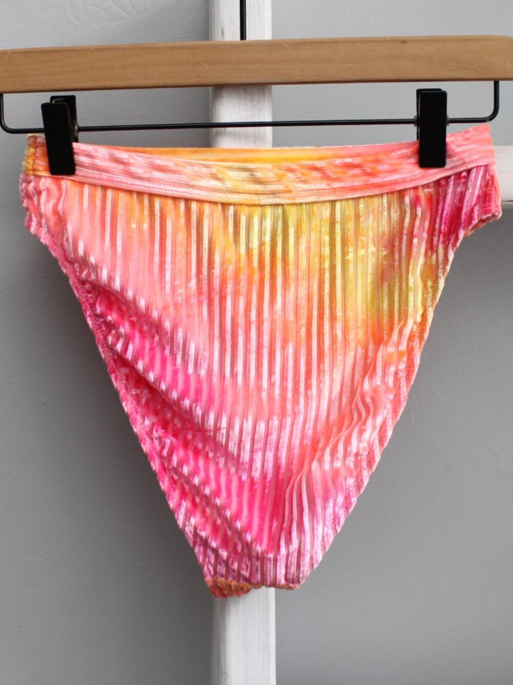 Dippin Daisys Pink Orange High-Rise Velvet Tie Dye Sunrise 2 Piece Bikini Small - Picture 6 of 15